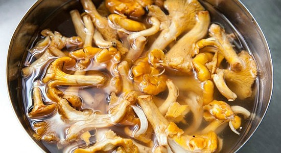 Как долго следует варить грибы лисички перед жаркой или замораживанием?