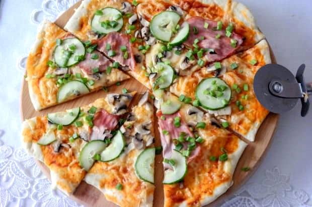 Пицца со свежими огурцами, колбасой и помидорами: рецепт с фото в домашних условиях