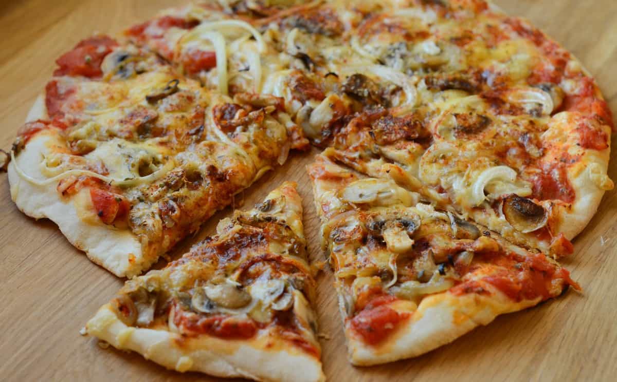 Пицца с консервированными грибами, колбасой и сыром - рецепт с ингредиентами для домашней грибной пиццы