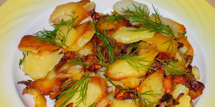 Жареный картофель с луком и грибами