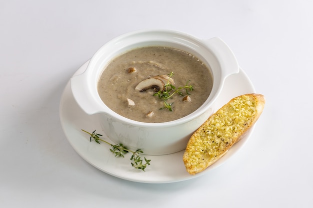Грибной суп с грибами и чесночным хлебом | Премиум фото