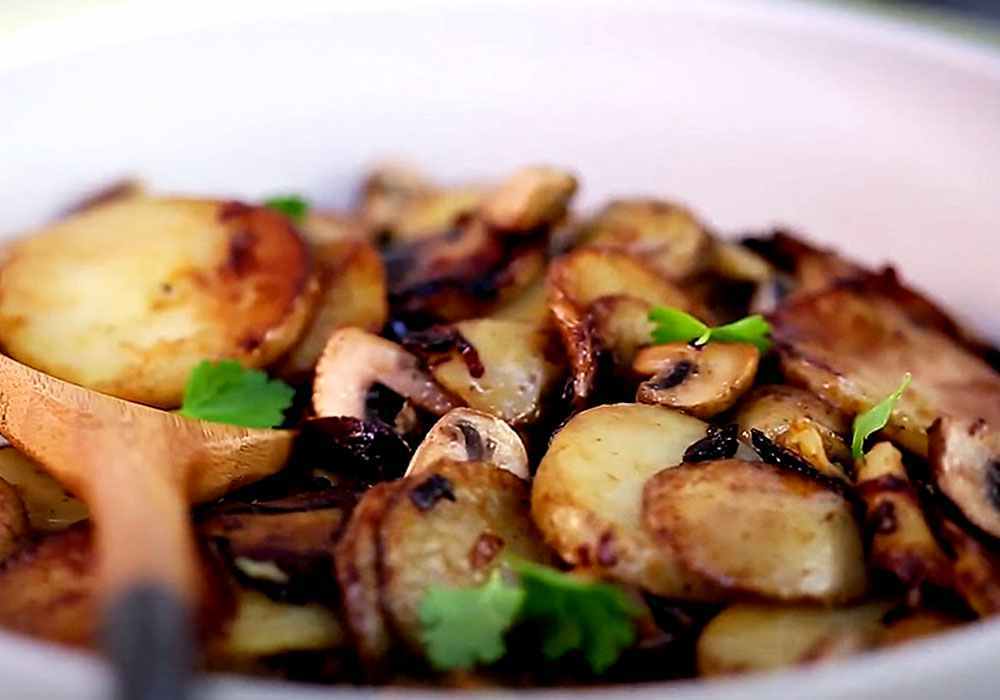 Жареная картошка с грибами и луком - рецепт, как приготовить вкусную жареную картошку с грибами и луком | Пошаговые рецепты на Recept.ua