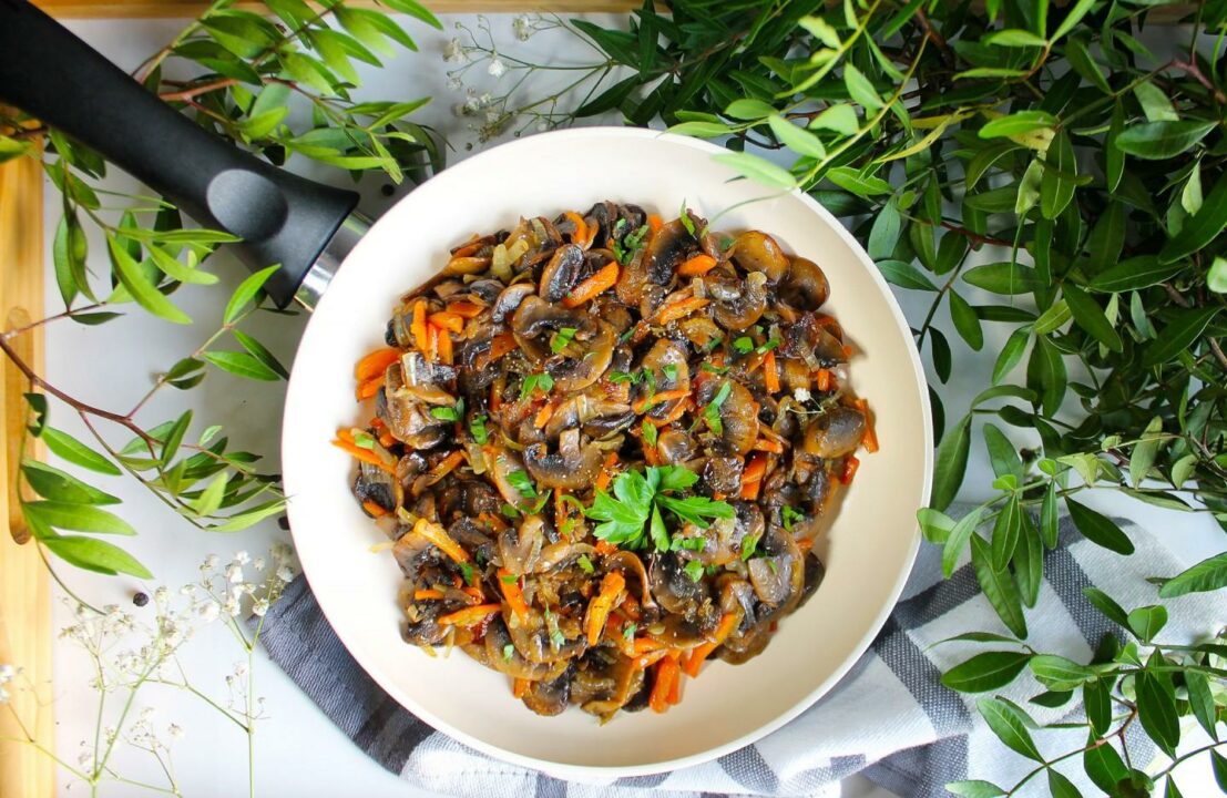 Жареные грибы с луком и морковью рецепт с пошаговыми фото и видео - 1000.menu