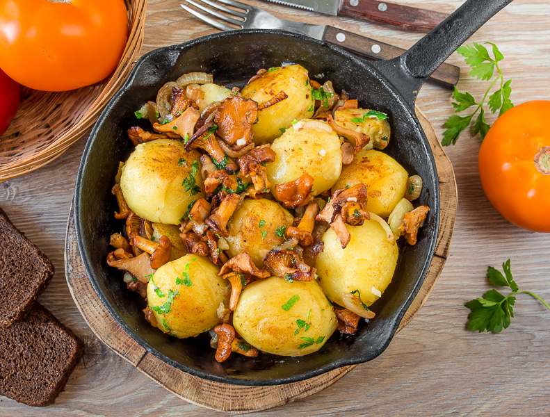 Рецепт приготовления нового картофеля с лисичками и луком с пошаговыми фотографиями на блоге savoury