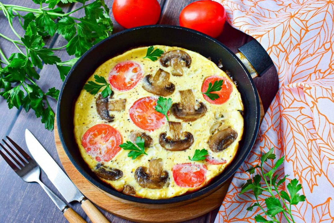 Омлет с грибами и сыром в сковороде на завтрак рецепт с пошаговыми фото - 1000.menu