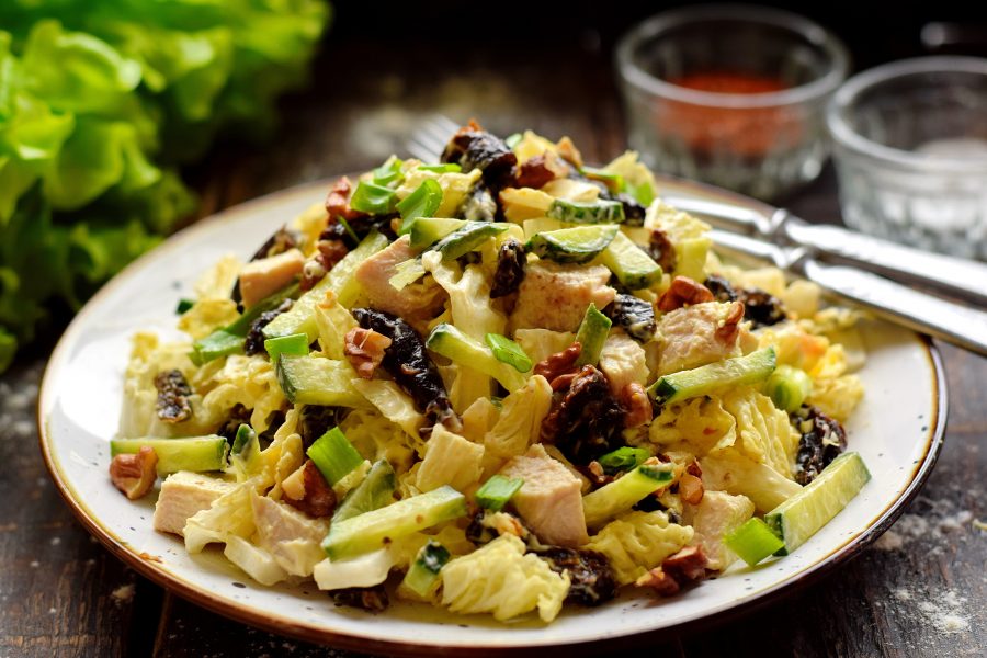 Салат с курицей, пекинской капустой и черносливом - пошаговый рецепт с фото на Повар.ру