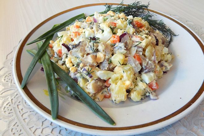 Салат из сельди с картофелем, яйцом и луком, рецепт с фото и видео - Вкусно.ру