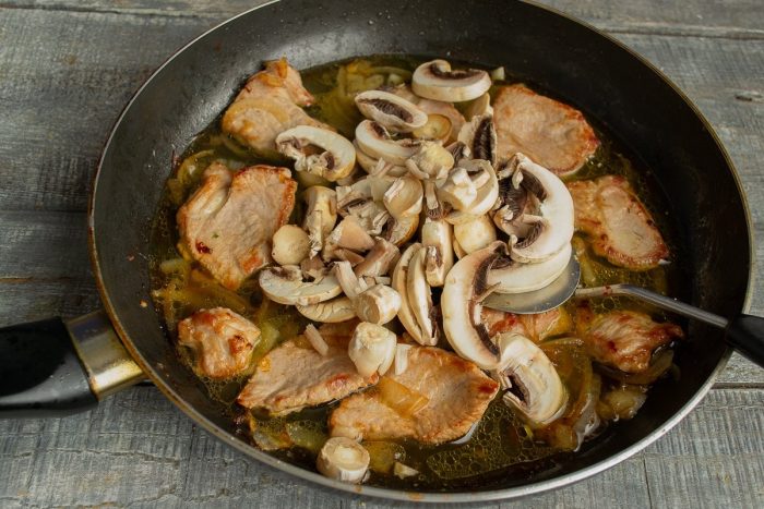 Как приготовить мясо с грибами на сковороде