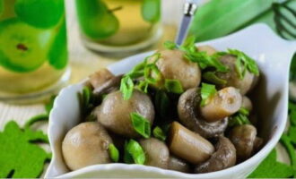 Дайте грибам постоять в холодильнике около 6 часов. Подавайте грибы с вашими любимыми блюдами. Приятного аппетита!