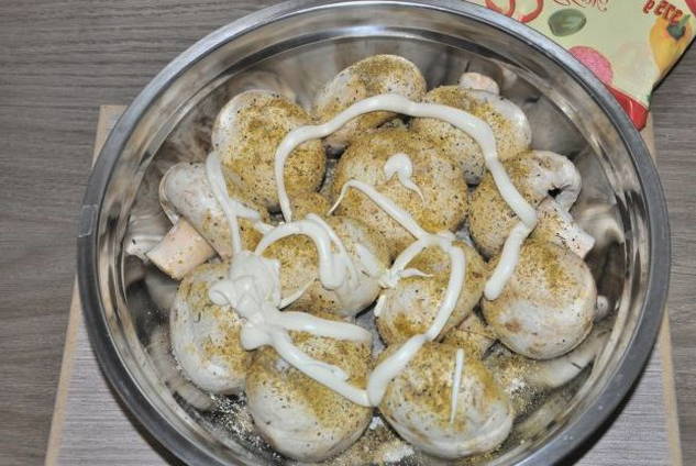 Запеченные грибы в сметанном соусе