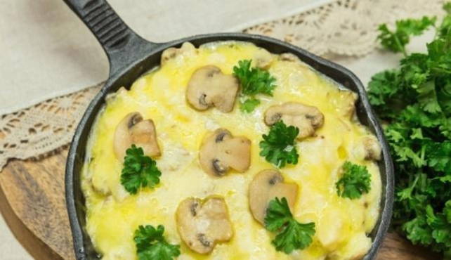 Жульен из курицы и грибов со сливками на сковороде - пошаговый рецепт с фото