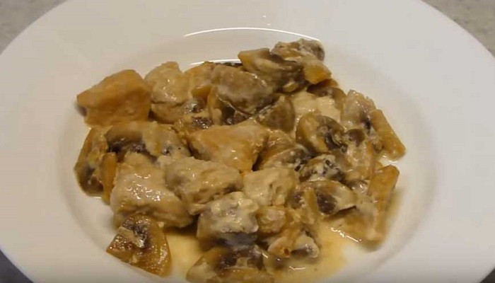 Блюдо из жульена с курицей и грибами со сметаной