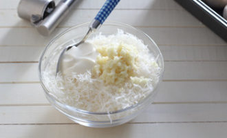 Смешайте сыр и чеснок вместе, а затем добавьте к ним майонез. Тщательно перемешайте смесь.
