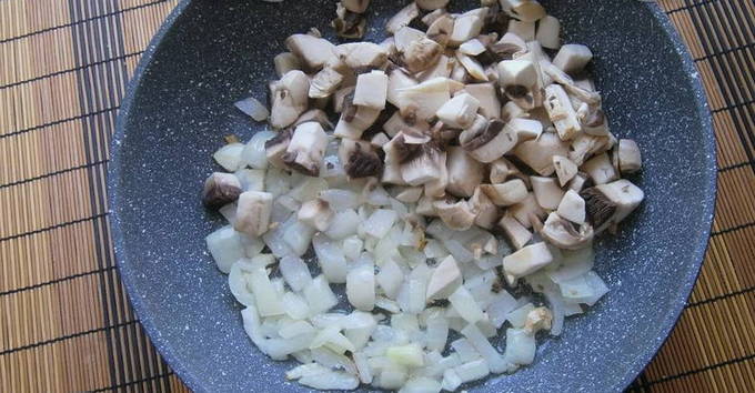 Салат с куриным филе, грибами и сыром