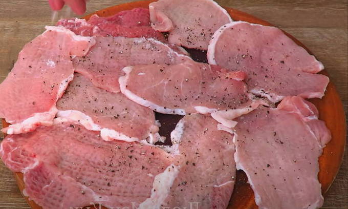 Запеченное мясо в духовке из свинины с картофелем и грибами