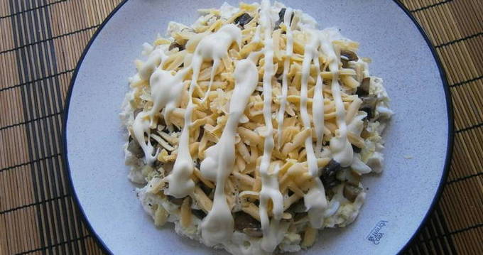 Салат с куриным филе, грибами и сыром