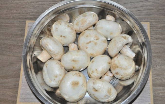 Запеченные грибы в сметанном соусе