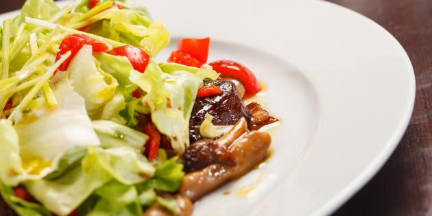 Как приготовить салат с говядиной и грибами