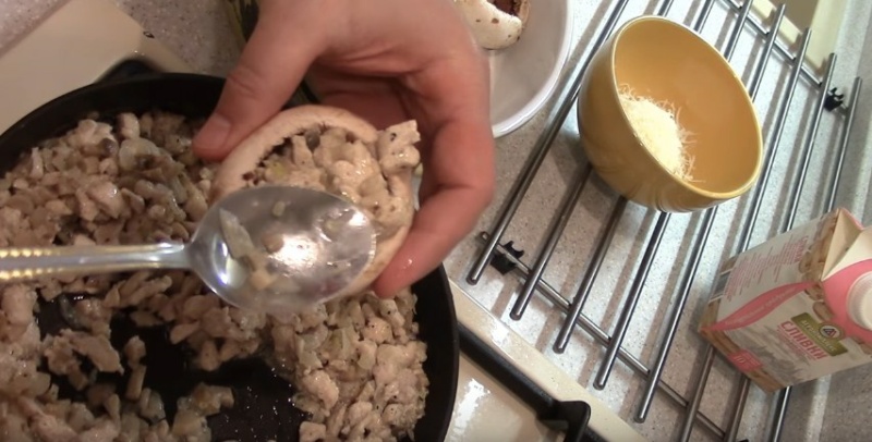Как приготовить запеченные шампиньоны в духовке целиком с майонезом