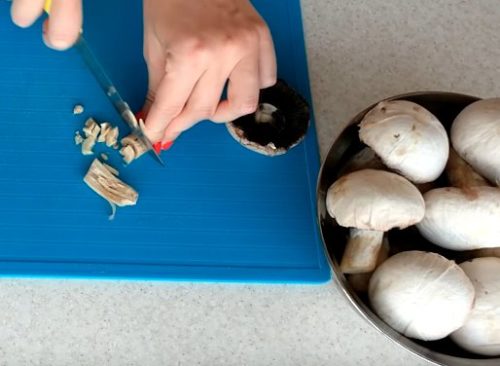 Фаршированные грибы с перепелиными яйцами