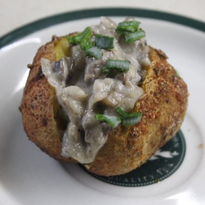 Запеченный картофель с грибным соусом - рецепт с фото