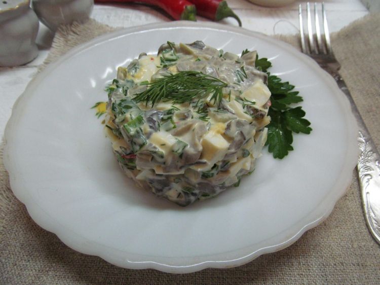 Салат из отварных грибов с маринованными огурцами и яйцами