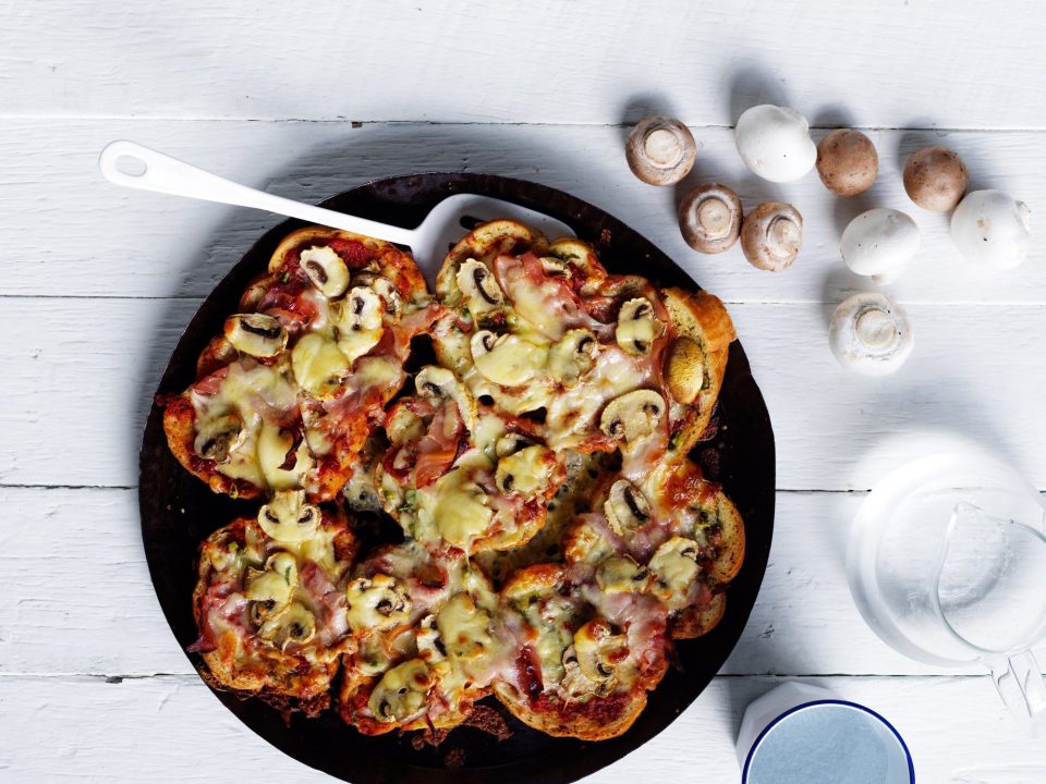 Пицца с ветчиной, сыром и грибами