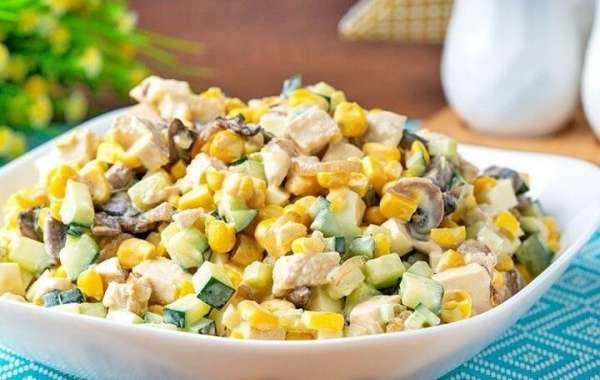 Рецепт яркого салата с курицей, кукурузой и грибами занимает 30 мин.