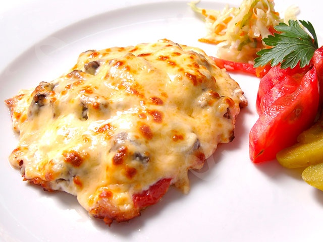 Курица по-французски с помидорами и грибами - Рецепт с фото