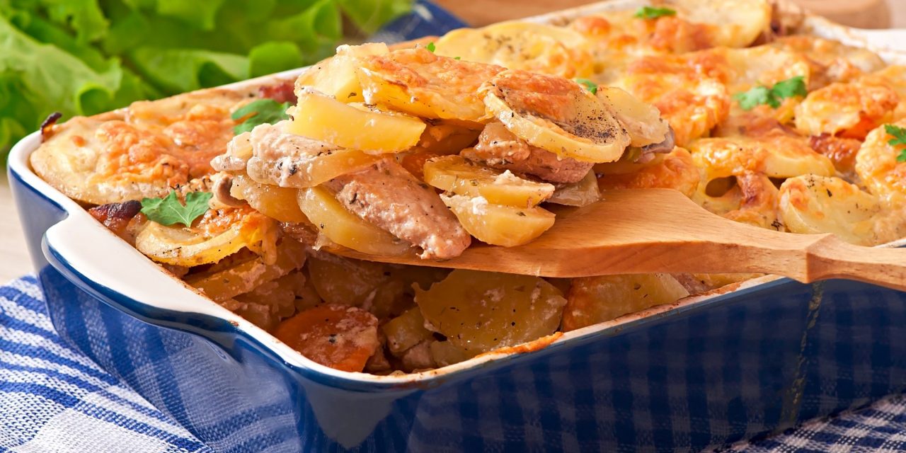 Приготовленная в духовке свиная вырезка с картофелем и грибами - Лайфхакер