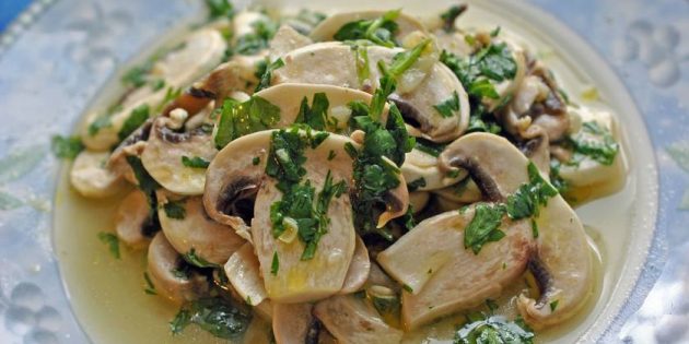 10 вкусных и сытных салатов с грибами - Лайфхакер