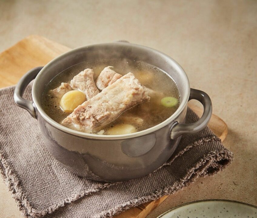 Корейская кухня: чесночный суп из свиных ребрышек (Маныльтын кальбитан) рецепт с фото