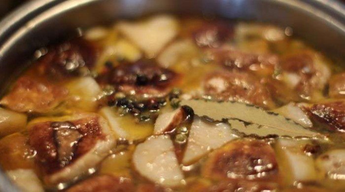 Грибной суп с замороженными грибами, мясом и картофелем