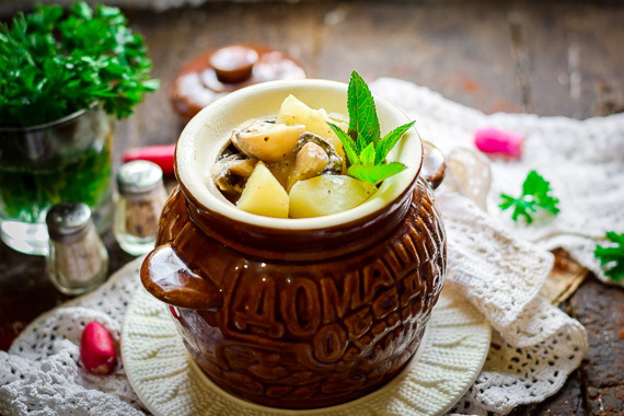 Вкусная картошка с грибами в горшочках в духовке - классический рецепт с пошаговыми фото от Алены Приказчиковой - готовим быстро и просто