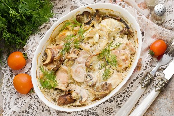 Курица со сметаной и грибами в духовке быстро и очень вкусно - классический пошаговый рецепт с фото от Алены Каменевой