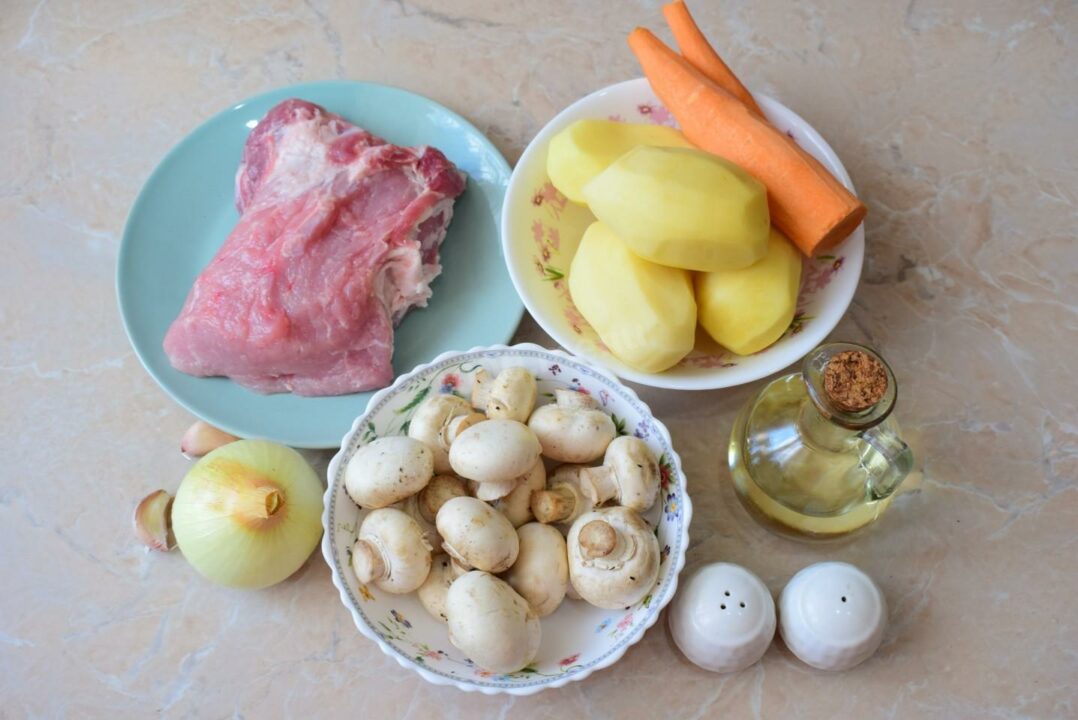 Тушеная свинина с картофелем в крокпоте с грибами пошаговый рецепт с фото - 1000.menu