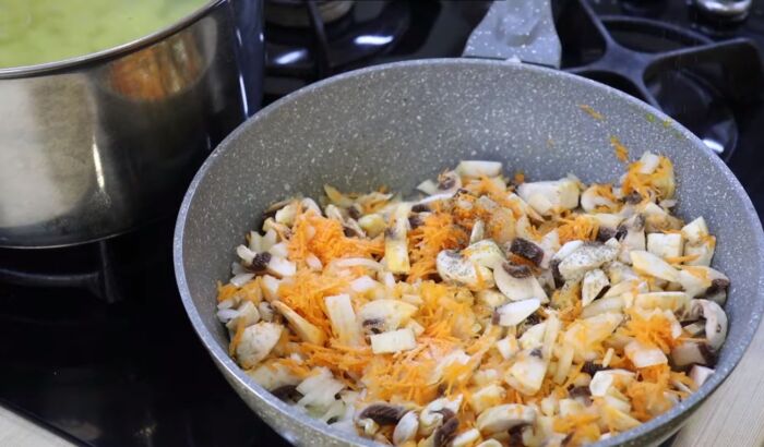 Обжарьте грибы и овощи на подсолнечном масле.