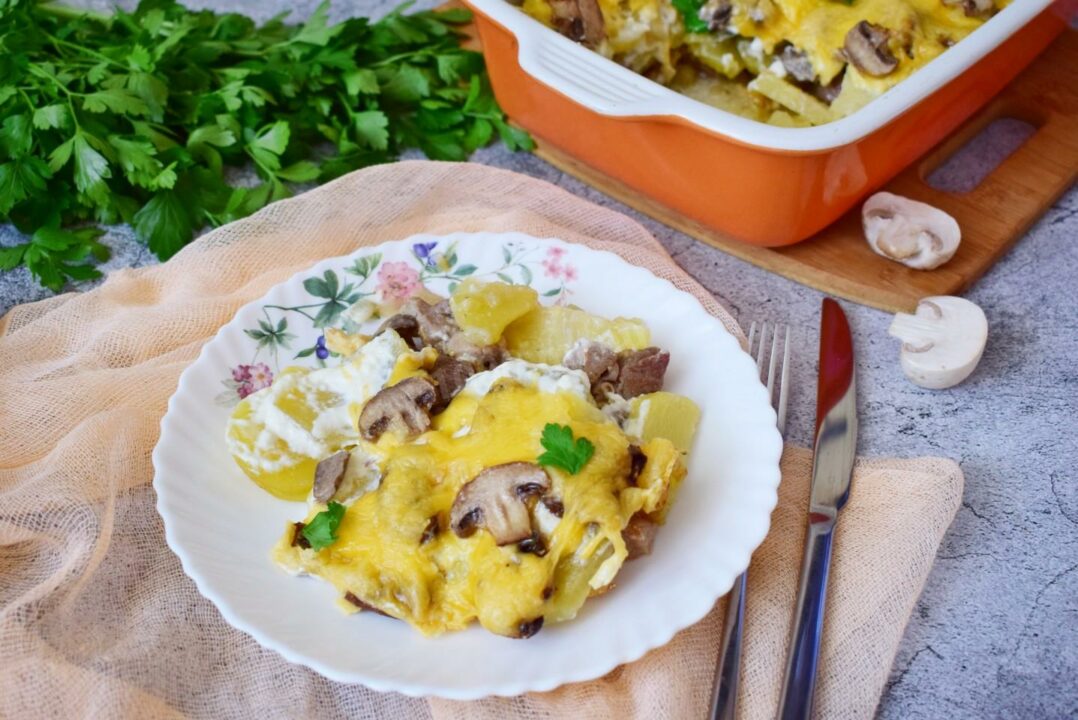 Картофель с мясом, грибами и сыром, запеченный в духовке рецепт с фото пошагово - 1000.menu