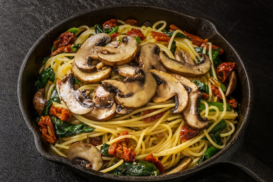 Спагетти с грибами, перцем и кабачками | Milaclub