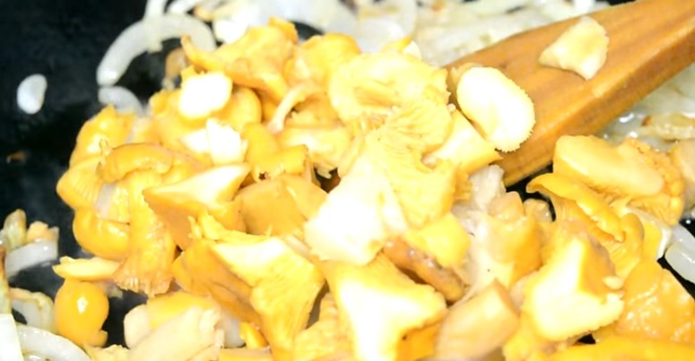 Лесные грибы с картошкой