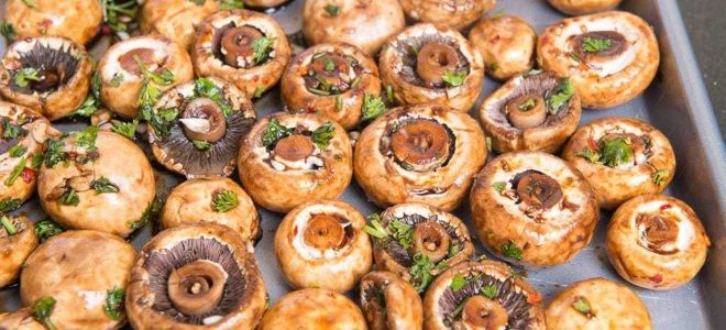 Целые грибы, запеченные в духовке без начинки