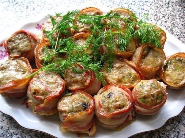 Рулетики из фарша с грибами, запеченные в беконе рецепт - русская кухня: основные блюда.