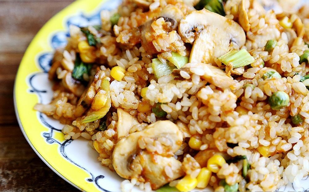 Закуска из хрустящего риса с грибами, горошком и кукурузой рецепт с пошаговыми фото