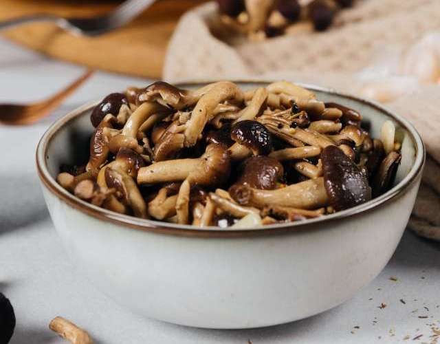 Чудесные ароматные маринованные буковые грибы с итальянскими травами - подробные фото