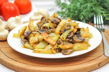 Жареный картофель с грибами и хрустящей корочкой - рецепт с фотографиями