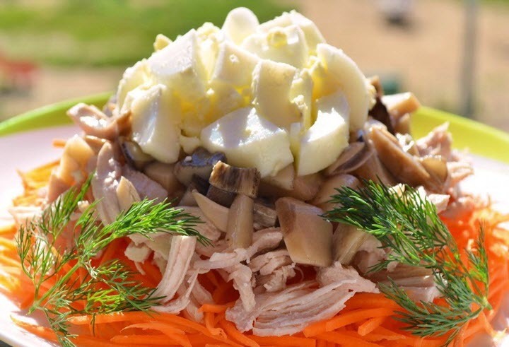 Салат с маринованными грушевыми грибами.