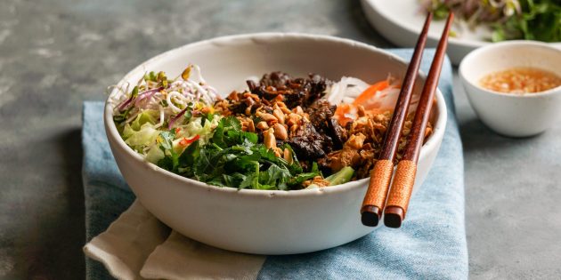 Рецепт приготовления Салат из говядины с рисовой лапшой и кешью
