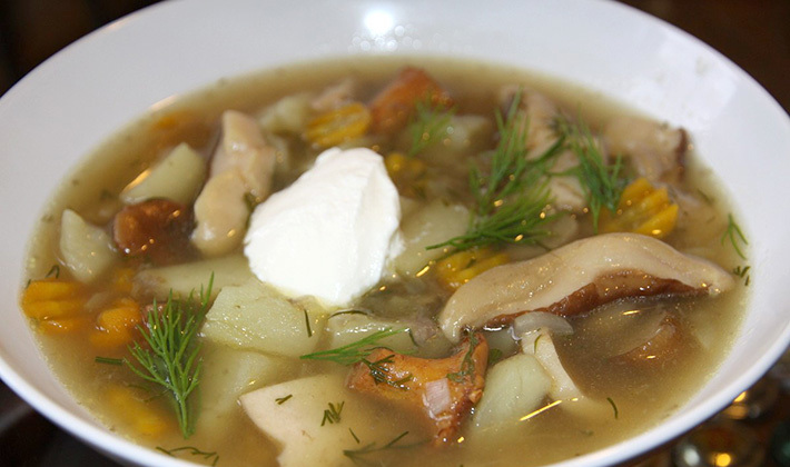 Суп с соленой икрой и картофелем.