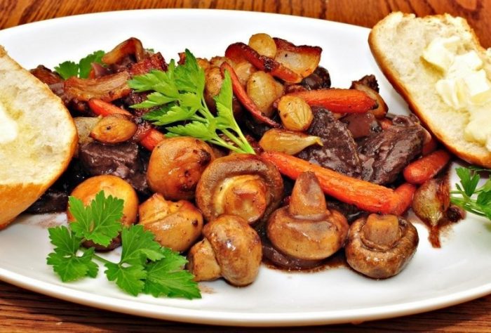 Как вкусно приготовить говядину с грибами в духовке