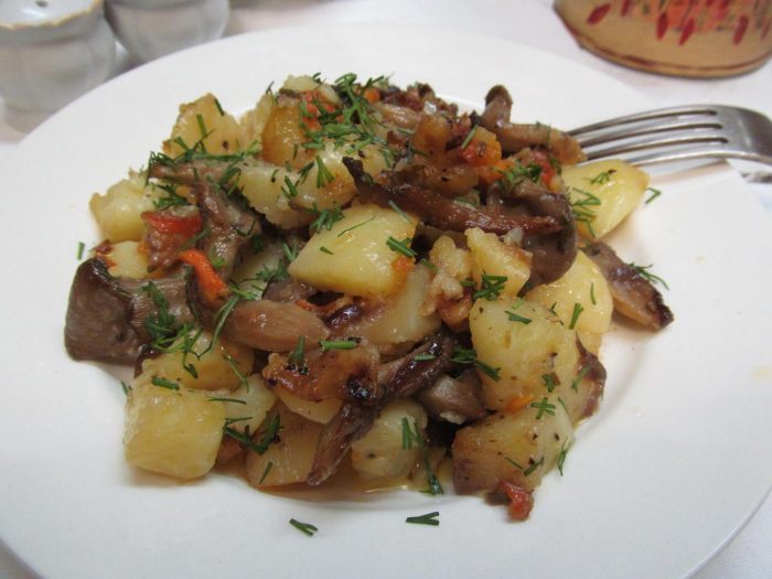Картофель с шампиньонами в мультиварке